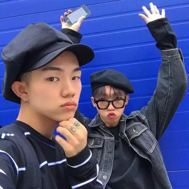 堵彪颖荷